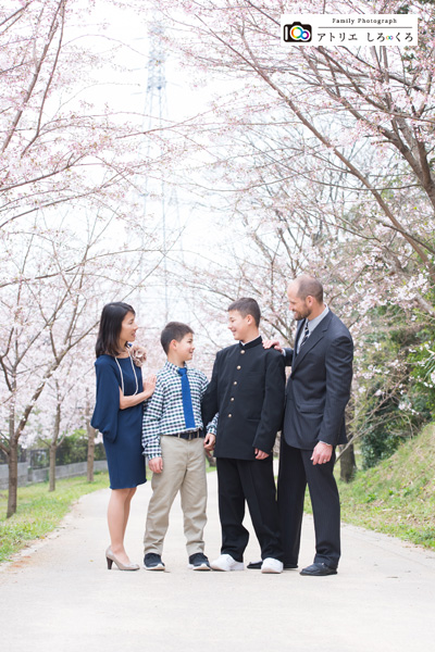 入学祝い記念撮影を桜のロケーションで